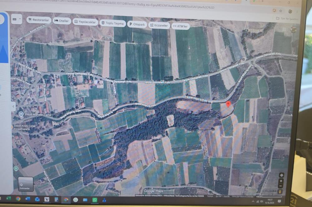 GEYVE BAYAT KÖYÜ (MAH.) DE 3985 m2 SATILIK TARLA 5O AD.CEVİZ VAR