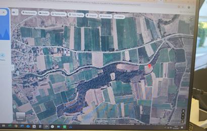 GEYVE BAYAT KÖYÜ (MAH.) DE 3985 m2 SATILIK TARLA 5O AD.CEVİZ VAR