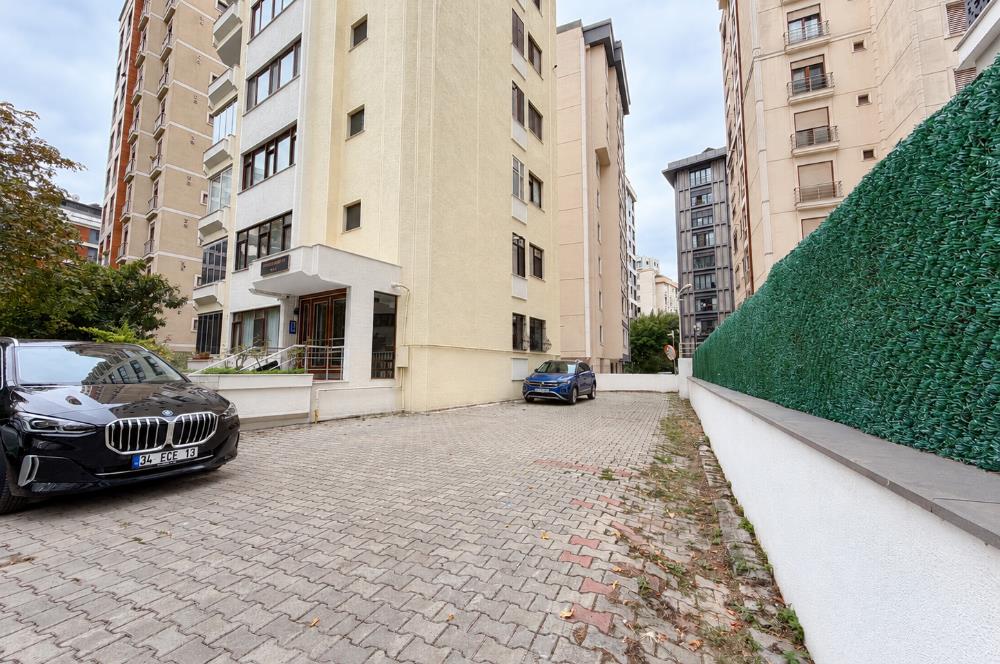 SUADİYE TÜCCAR KATİBİ SOKAK'TA KATTA TEK  3+1 DAİRE