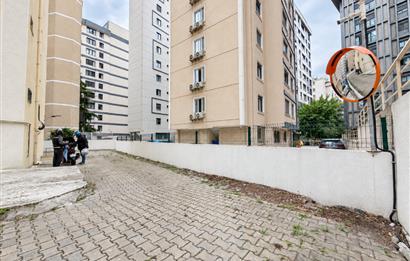 SUADİYE TÜCCAR KATİBİ SOKAK'TA KATTA TEK  3+1 DAİRE