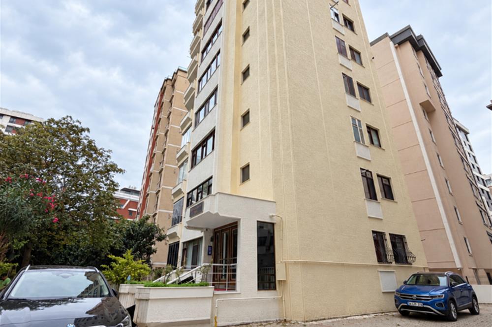 SUADİYE TÜCCAR KATİBİ SOKAK'TA KATTA TEK  3+1 DAİRE