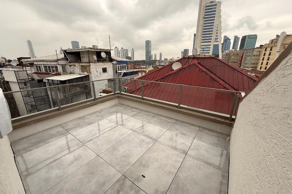 Gayrettepe'de Sıfır Binada Kiralık Çatı Dubleks
