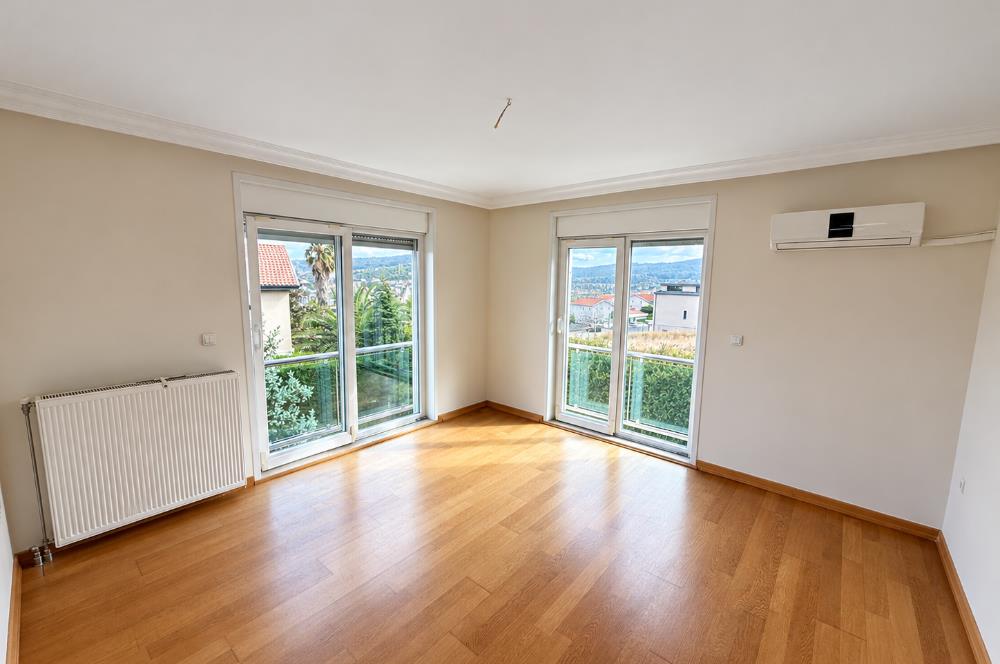 Zekeriyaköy'de Site İçinde, Önü Açık 4+2 Kiralık Villa