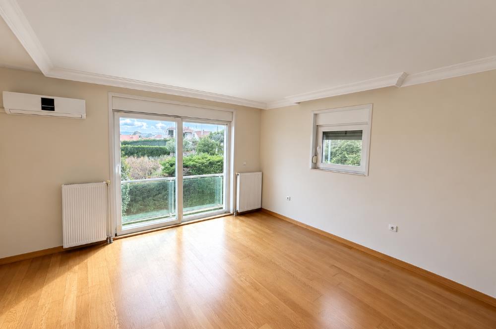Zekeriyaköy'de Site İçinde, Önü Açık 4+2 Kiralık Villa