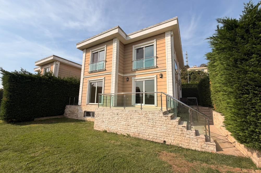 Zekeriyaköy'de Site İçinde, Önü Açık 4+2 Kiralık Villa