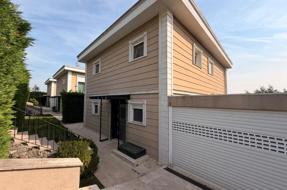 Zekeriyaköy'de Site İçinde, Önü Açık 4+2 Kiralık Villa