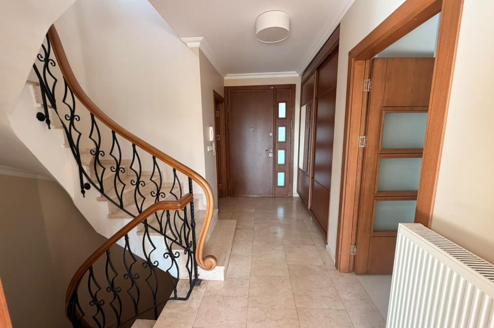 Zekeriyaköy'de Site İçinde, Önü Açık 4+2 Kiralık Villa