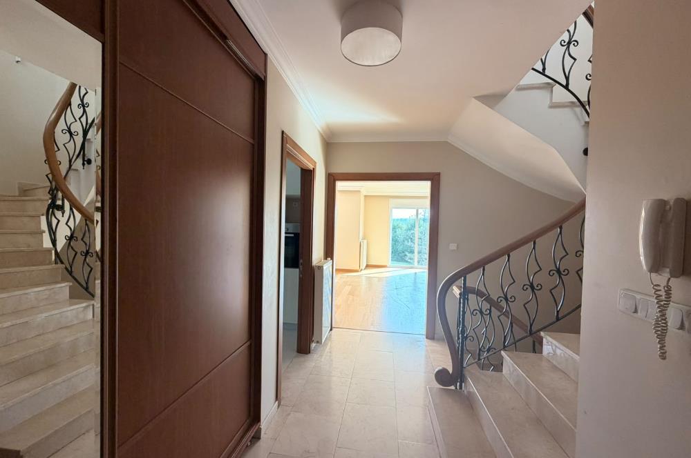 Zekeriyaköy'de Site İçinde, Önü Açık 4+2 Kiralık Villa