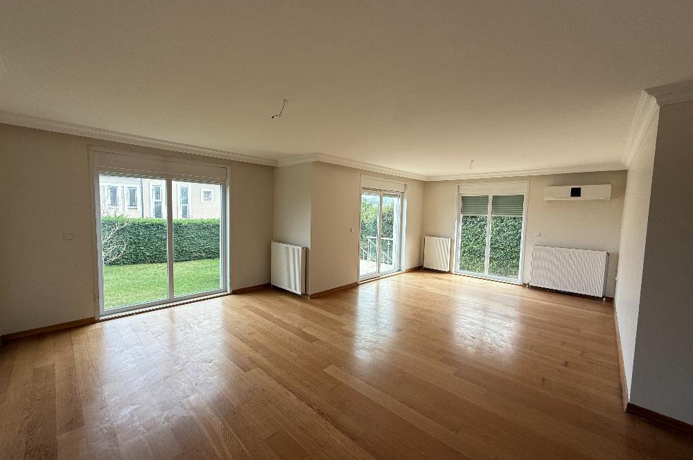 Zekeriyaköy'de Site İçinde, Önü Açık 4+2 Kiralık Villa