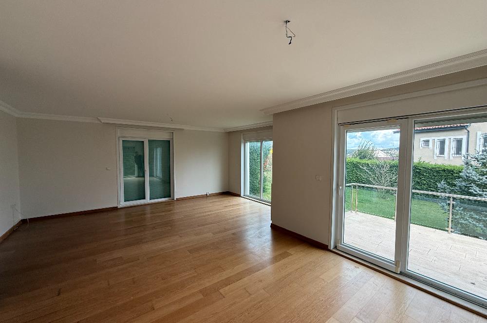 Zekeriyaköy'de Site İçinde, Önü Açık 4+2 Kiralık Villa