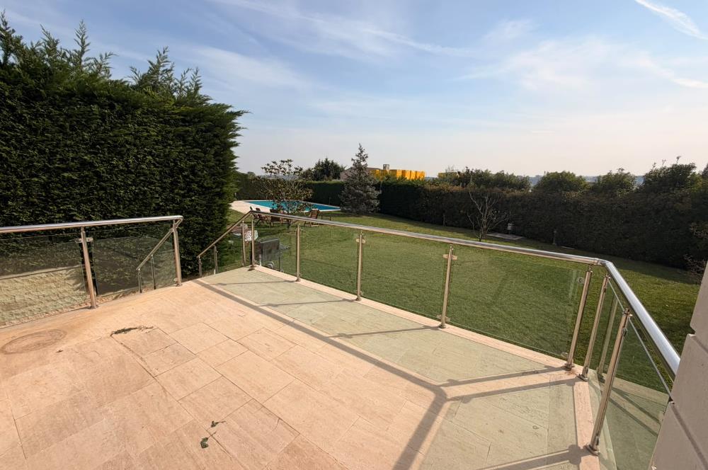 Zekeriyaköy'de Site İçinde, Önü Açık 4+2 Kiralık Villa