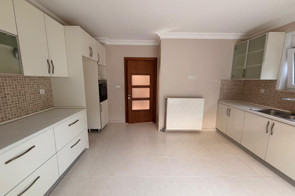 Zekeriyaköy'de Site İçinde, Önü Açık 4+2 Kiralık Villa