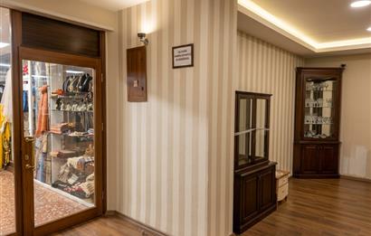 Tunalı Hilmi Caddesi Kuğulu Pasajı’nda Kiralık Köşe Dükkân!