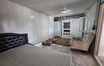 Mumcular Gökyer yıllık  kiralık 1698 m2 tarla ve icerisinde 1+1 esyalı müstakil ev