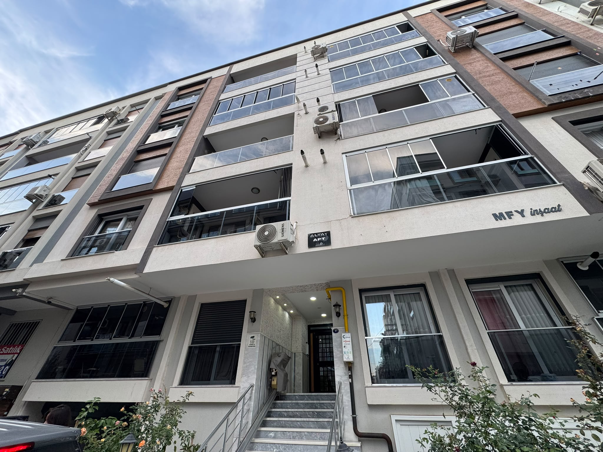 Karşıyaka Şemikler'de Merkezi Konumda Satılık 2+1 Daire