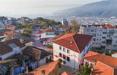 C21 Cius; Tarihi Celal Bayar Evi'ne Komşu Avlulu Ev