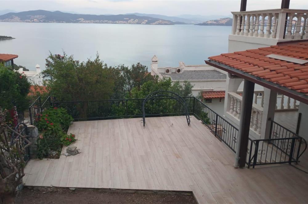 Kıyıkışlacık'da Gülüm Kıyı Sitesinde Denize Nazır Satılık Villa