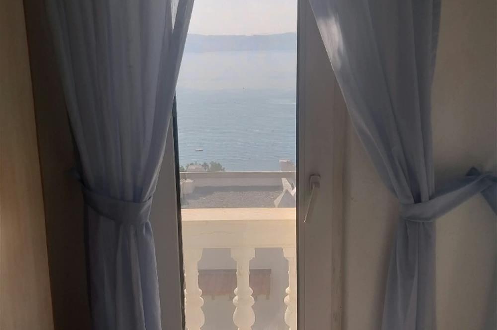 Kıyıkışlacık'da Gülüm Kıyı Sitesinde Denize Nazır Satılık Villa
