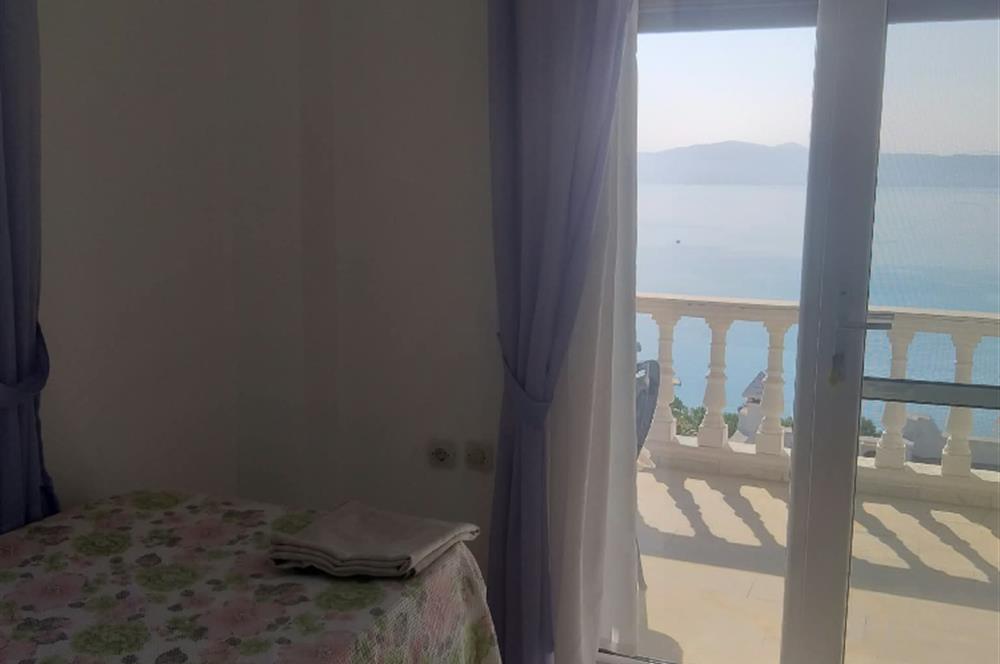 Kıyıkışlacık'da Gülüm Kıyı Sitesinde Denize Nazır Satılık Villa