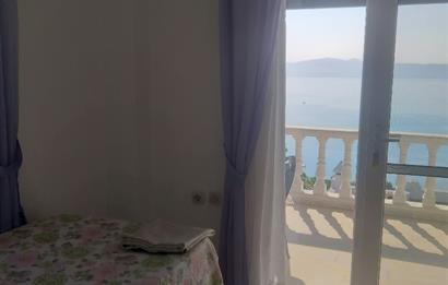 Kıyıkışlacık'da Gülüm Kıyı Sitesinde Denize Nazır Satılık Villa