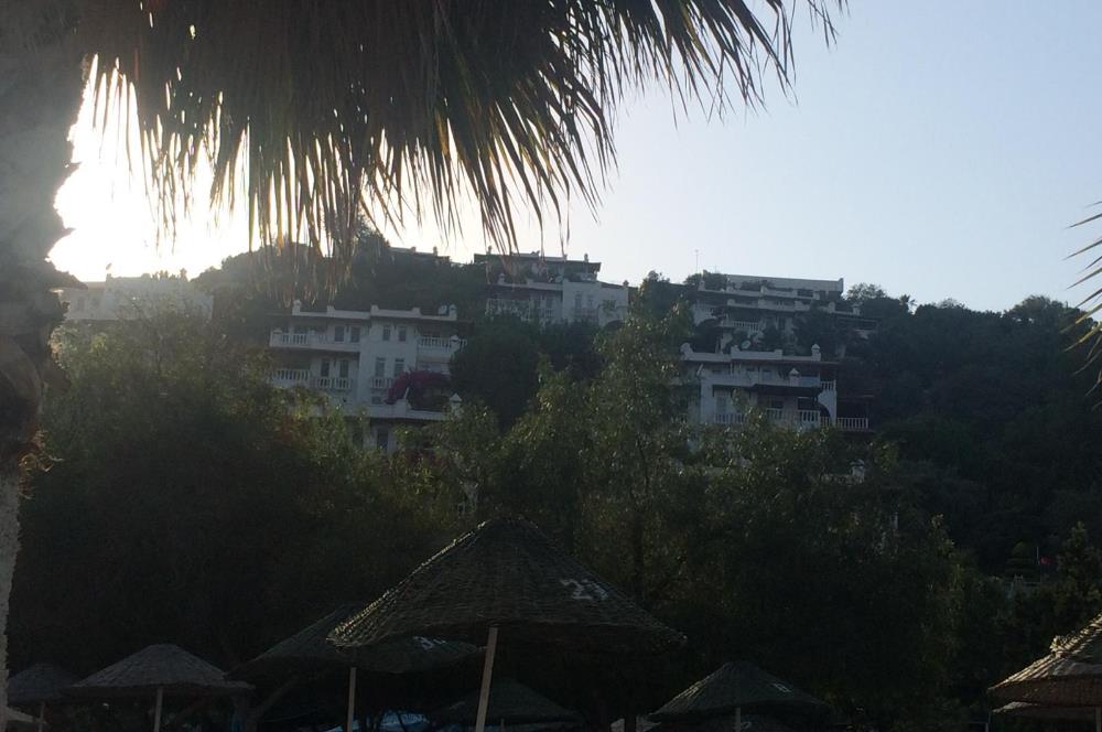Kıyıkışlacık'da Gülüm Kıyı Sitesinde Denize Nazır Satılık Villa