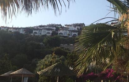 Kıyıkışlacık'da Gülüm Kıyı Sitesinde Denize Nazır Satılık Villa