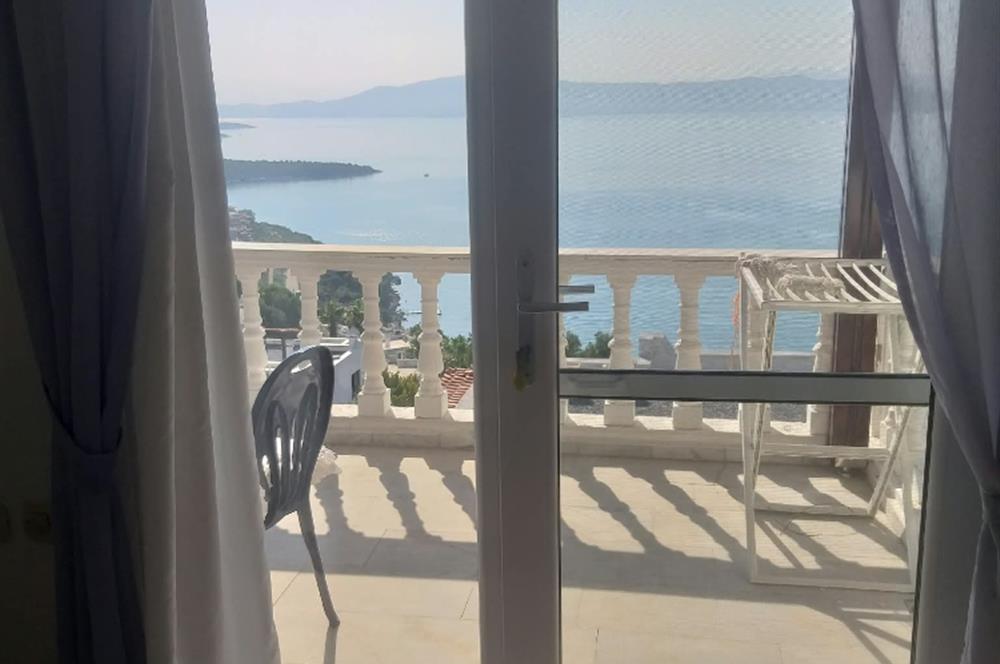 Kıyıkışlacık'da Gülüm Kıyı Sitesinde Denize Nazır Satılık Villa