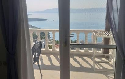 Kıyıkışlacık'da Gülüm Kıyı Sitesinde Denize Nazır Satılık Villa