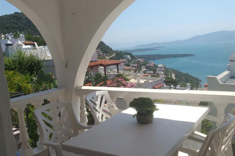 Kıyıkışlacık'da Gülüm Kıyı Sitesinde Denize Nazır Satılık Villa
