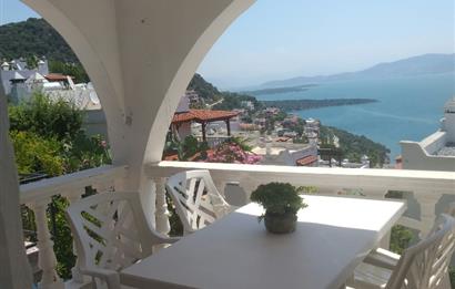 Kıyıkışlacık'da Gülüm Kıyı Sitesinde Denize Nazır Satılık Villa