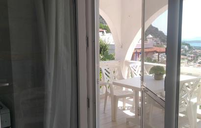 Kıyıkışlacık'da Gülüm Kıyı Sitesinde Denize Nazır Satılık Villa