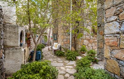 BODRUM GÜRECE’DE DENİZ MANZARALI, SONSUZLUK HAVUZLU ÖZEL TAŞ EV