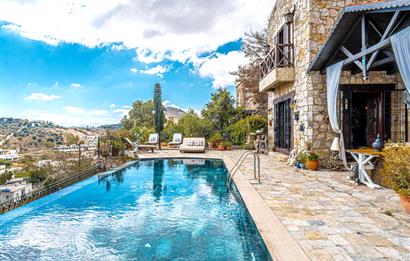 BODRUM GÜRECE’DE DENİZ MANZARALI, SONSUZLUK HAVUZLU ÖZEL TAŞ EV