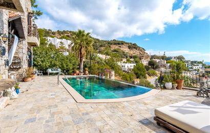 BODRUM GÜRECE’DE DENİZ MANZARALI, SONSUZLUK HAVUZLU ÖZEL TAŞ EV