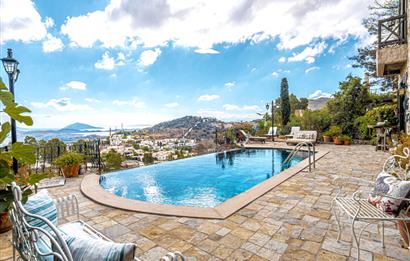 BODRUM GÜRECE’DE DENİZ MANZARALI, SONSUZLUK HAVUZLU ÖZEL TAŞ EV