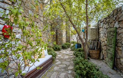 BODRUM GÜRECE’DE DENİZ MANZARALI, SONSUZLUK HAVUZLU ÖZEL TAŞ EV