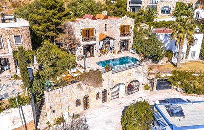 BODRUM GÜRECE’DE DENİZ MANZARALI, SONSUZLUK HAVUZLU ÖZEL TAŞ EV
