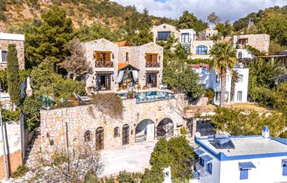 BODRUM GÜRECE’DE DENİZ MANZARALI, SONSUZLUK HAVUZLU ÖZEL TAŞ EV