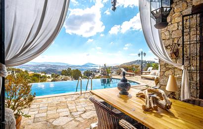 BODRUM GÜRECE’DE DENİZ MANZARALI, SONSUZLUK HAVUZLU ÖZEL TAŞ EV