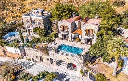 BODRUM GÜRECE’DE DENİZ MANZARALI, SONSUZLUK HAVUZLU ÖZEL TAŞ EV