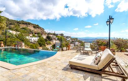 BODRUM GÜRECE’DE DENİZ MANZARALI, SONSUZLUK HAVUZLU ÖZEL TAŞ EV