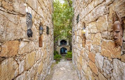 BODRUM GÜRECE’DE DENİZ MANZARALI, SONSUZLUK HAVUZLU ÖZEL TAŞ EV