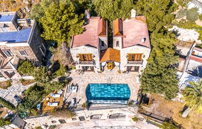 BODRUM GÜRECE’DE DENİZ MANZARALI, SONSUZLUK HAVUZLU ÖZEL TAŞ EV