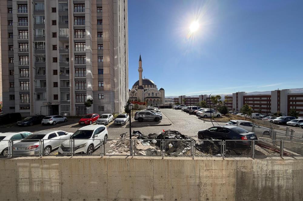ALTIAĞAÇTA GENİŞ ODALI BALKONLU 3+1 KİRALIK DAİRE