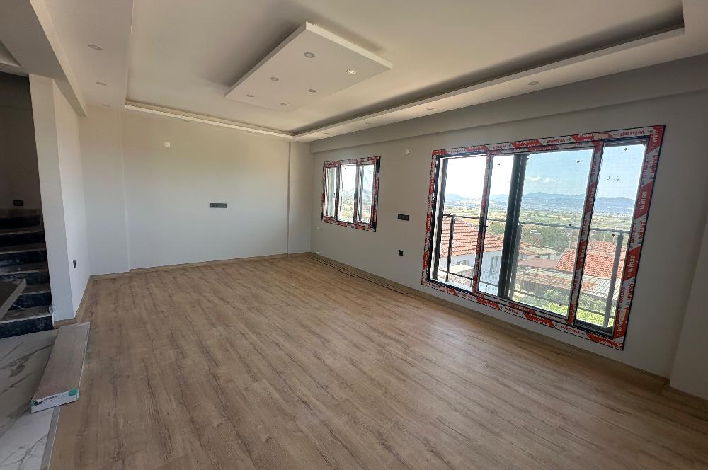 Dikili İslamlar da Deniz Manzaralı Geniş Bahçeli Satılık Villa
