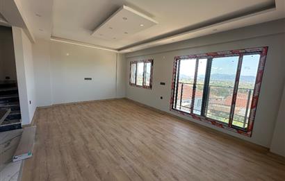 Dikili İslamlar da Deniz Manzaralı Geniş Bahçeli Satılık Villa