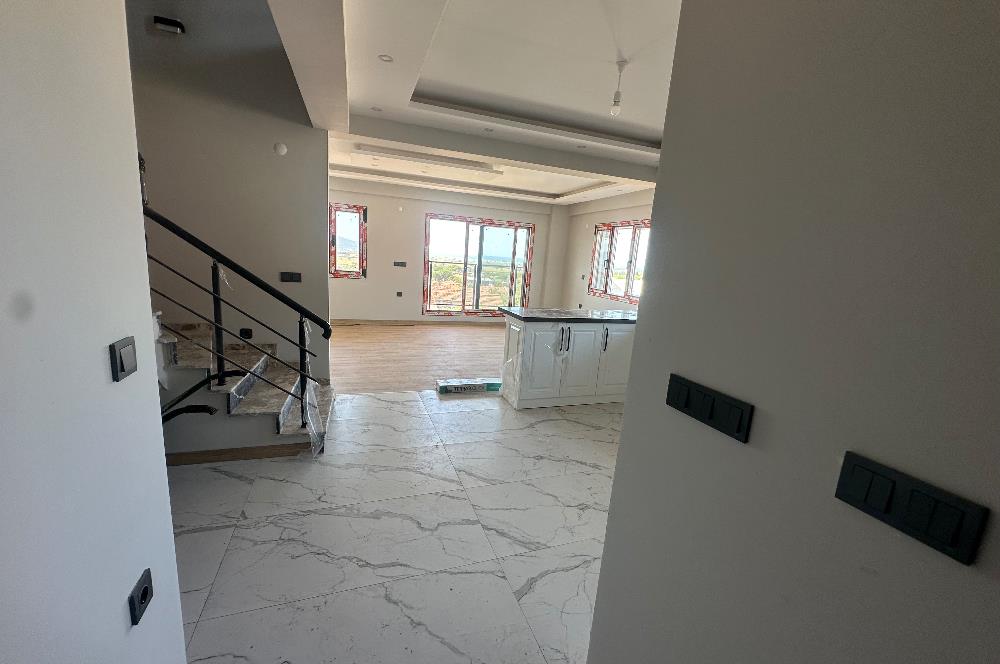 Dikili İslamlar da Deniz Manzaralı Geniş Bahçeli Satılık Villa