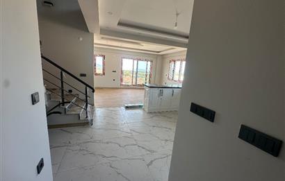 Dikili İslamlar da Deniz Manzaralı Geniş Bahçeli Satılık Villa