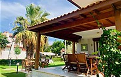 Çeşme Dalyan Cankaya Evleri Geniş Bahçeli Satılık Villa