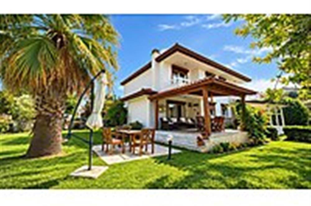 Çeşme Dalyan Cankaya Evleri Geniş Bahçeli Satılık Villa
